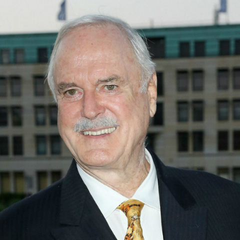 Britský komik John Cleese míří do třetí série