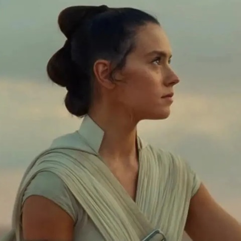 Daisy Ridley po víkendovém odchodu scenáristy Stevena Knighta uklidňuje fanoušky