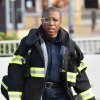 Aisha Hinds představuje postavu zdravotnice Hen