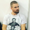 Herec Stephen Amell se nedávno dostal do problému s Facebookem, který mu omezil dosah jeho profilu