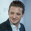 Jeremy Renner si převzal cenu ve Varech se zlomenýma rukama