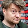 Američané chtějí vlastní Black Mirror, Charlie Brooker ho chce zase prosadit na stříbrné plátno