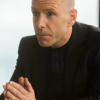 Hugh Dillon jako záhadný pan Escher