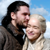 Herci Emilia Clarke a Kit Harington na oficiální fotografii z natáčení