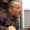 Jorah, Sandor, Tormund a Berik tráví společnou chvilku za doprovodu hudby