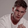 Jeremy Irvine byl oficiálně obsazen do role Alana Scotta