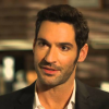 Tom Ellis se s Warnery a Netflixem dohodl, šesté řadě nic nebrání