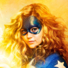 Stargirl v krátkém teaseru představuje pomocníka S.T.R.I.P.E.