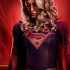 Supergirl přilétá v červeném designu