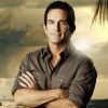 Jeff Probst se ukazuje na plakátu k sérii Island of the Idols