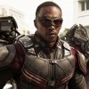 Anthony Mackie se vyjadřuje ke spolupráci s Harrisonem Fordem, Black Pantherovi, změně titulu a Jonathanu Majorsovi