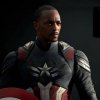 Anthony Mackie pózuje jako Kapitán Amerika na zatím nejpovedenější fotce z nového filmu