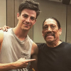 Grant Gustin a Danny Trejo na nové fotce z natáčení