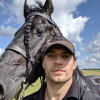 Henry Cavill se loučí s natáčením první řady, odhalil první fotku s Klepnou?