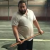 Herec Cooper Andrews ukazuje, jak probíhá jeho trénink se sekerou