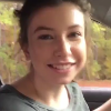 Herečka Katelyn Nacon si čas strávený na natáčení krátila zpěvem