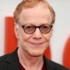 Hudbu k seriálu složí Danny Elfman