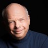 Wallace Shawn hostem v sitcomu Young Sheldon